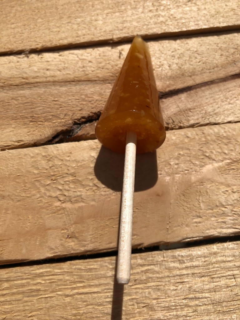 Klubba med smak av mandelknäck.